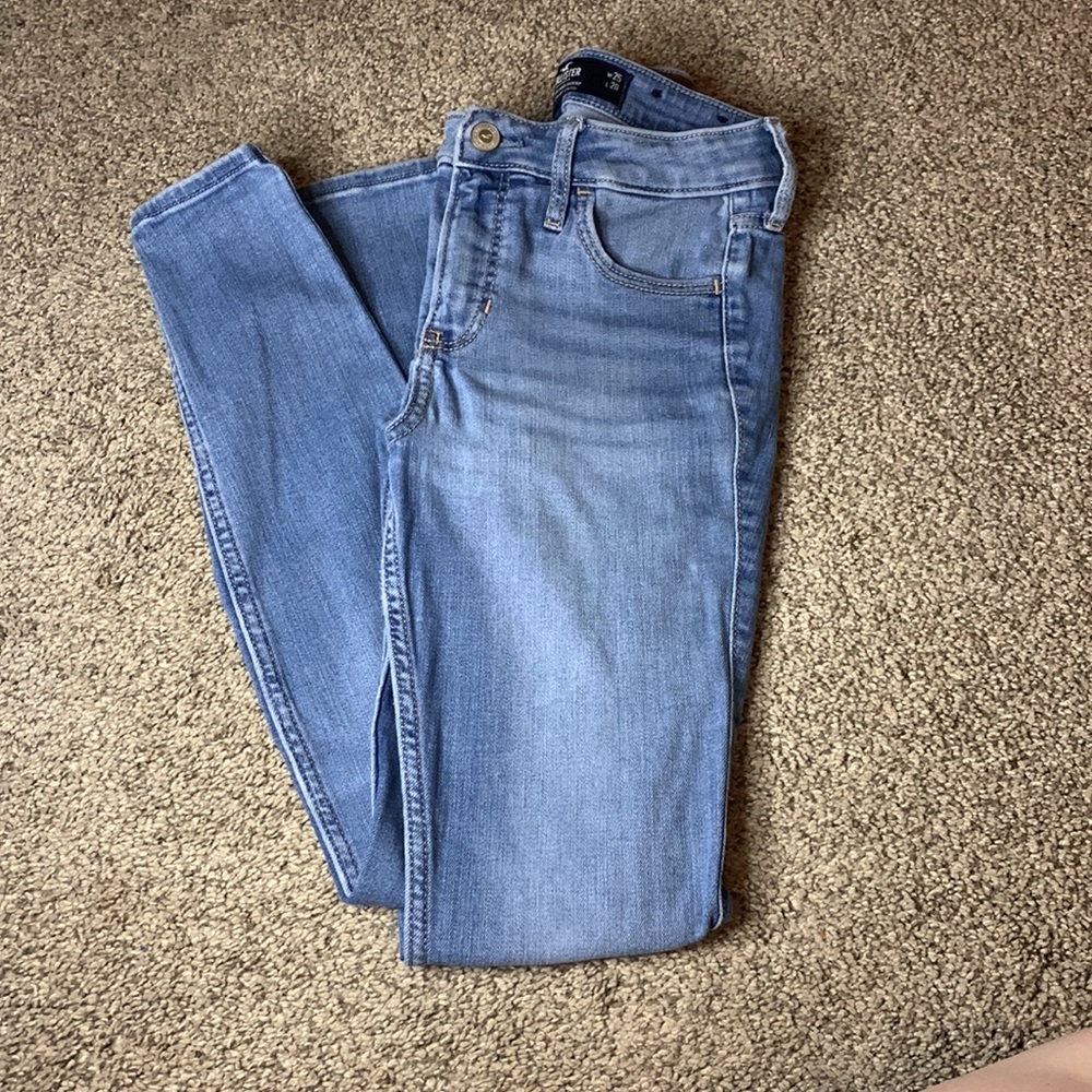 Hollister Mid-Rise Super Skinny Jean. Size 1R, 25W/28L.